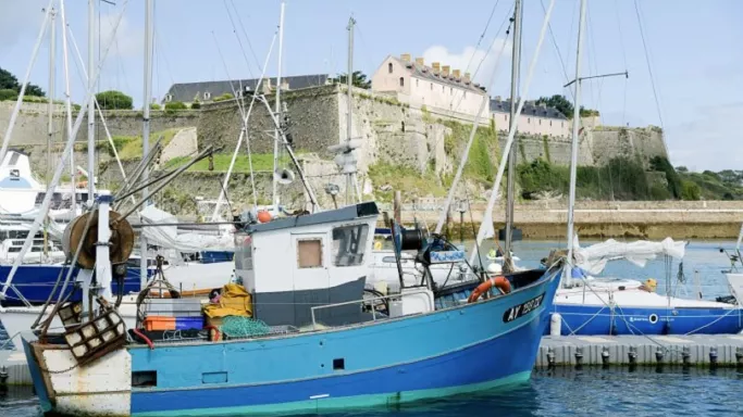 Illustration- Bateau de pêche dans le port de Le Palais