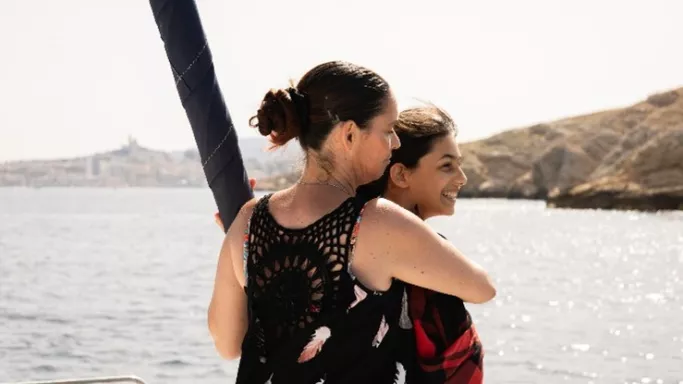 Illustration - Une femme et une adolescente sur un voilier. 